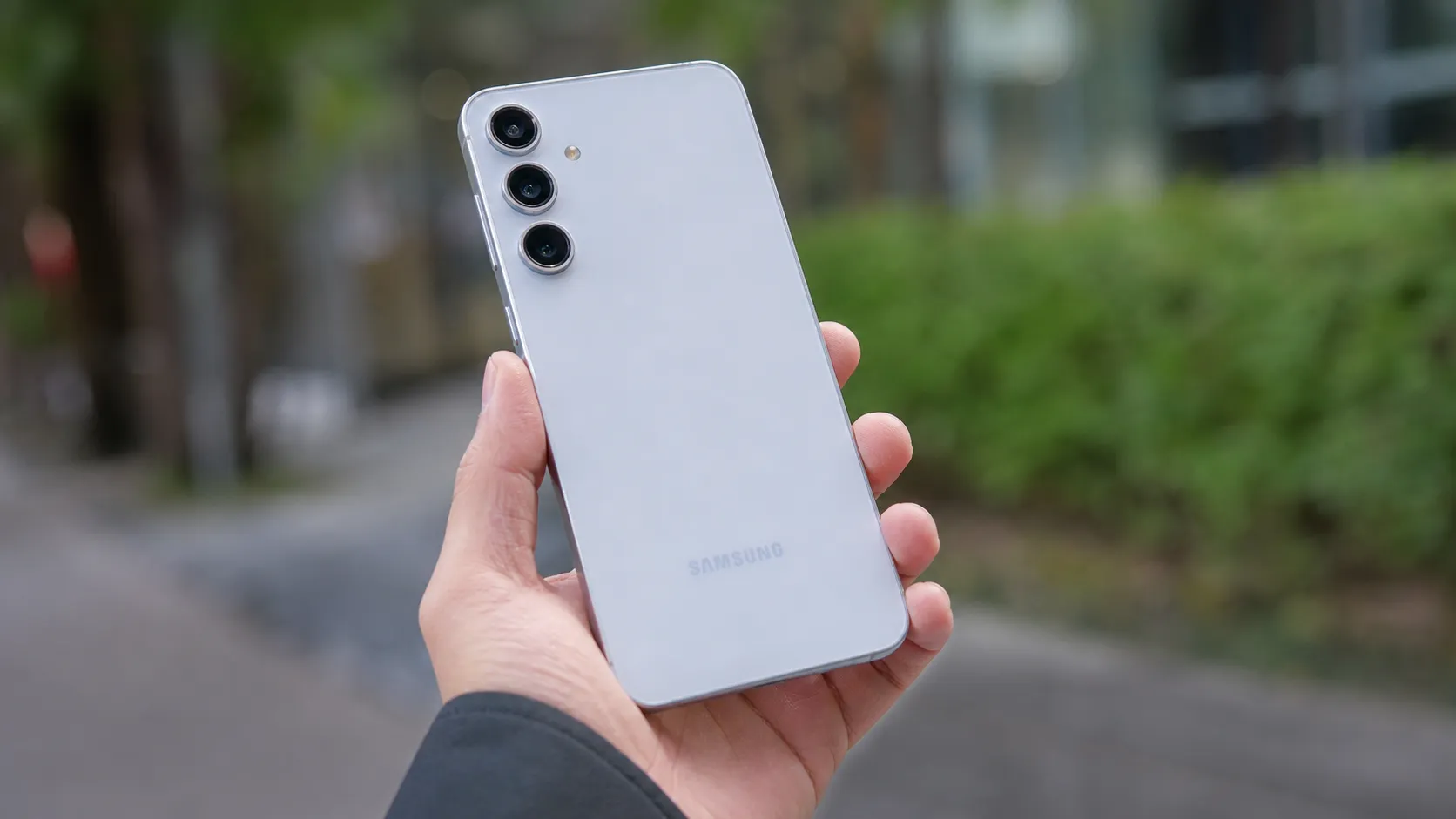 Galaxy S25 FE Deal Hits $550: 4 Quick Reasons to Buy Today